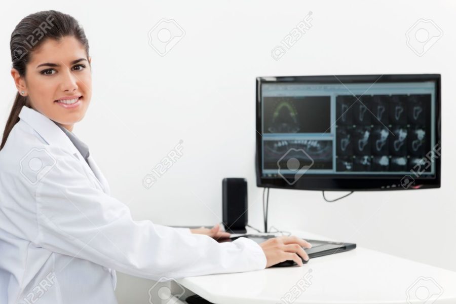 10536556-Dentist-with-teeth-x-ray-on-screen--Stock-Photo 10536556-Dentist-with-teeth-x-ray-on-screen--Stock-Photo